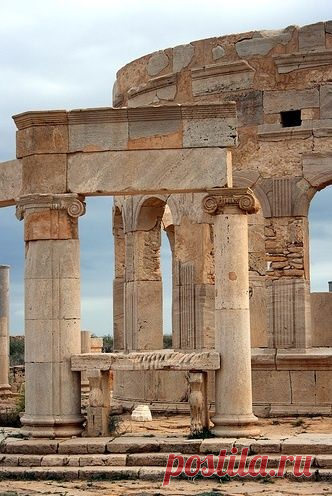 The ruins of the ancient city of Leptis Magna in Libya. located in Khoms, Libya, 130 km (81 mi) east of Tripoli, on the coast where the Wadi Lebda meets the sea. The site is one of the most spectacular and unspoiled Roman ruins in the Mediterranean. |  Найдено на сайте flickr.com.