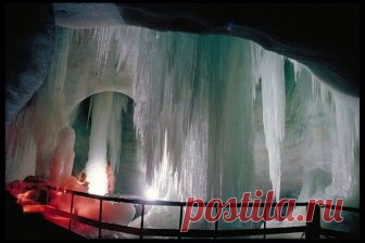 Турист заснял в пещере белое гуманоидное существо, карабкающееся по стене (2 фото + видео) Группа туристов, оказавшись в Австрии, отправилась на экскурсию в популярную гигантскую ледяную пещеру Дахштайн, что в общине Халльштатт. Один из туристов начал снимать все на видео и комментировать то, что видит. Пещера Дахштайн находится рядом...