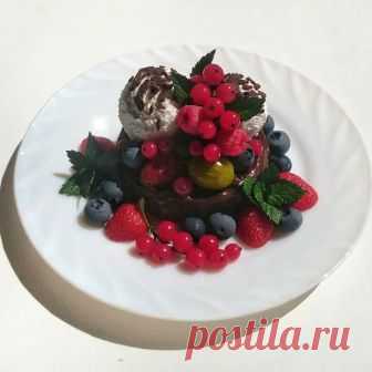 Моё представление о лете в чистом виде - мороженое🍨, ягоды🍇🍓 и солнце🌞

На фото десерт из полимерной глины. Весь декор - шарики мороженого, веточки смородины, крыжовник, голубика, клубника, шоколадная стружка и веточки мяты - выполнены мной из полимерной глины.

Радует😊

Как сделать такое мороженое и смородину делюсь с желающими. Мк по ягодкам малины, клубники, крыжовника тоже вскоре появятся. Не успеваю.

#лето #вкусно #мороженое #вкусняшки  #летнийдесерт #рецептыдес...