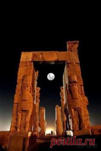 Egyptian temple at night www.versionvoyages.fr                                                                                                                                                      Plus