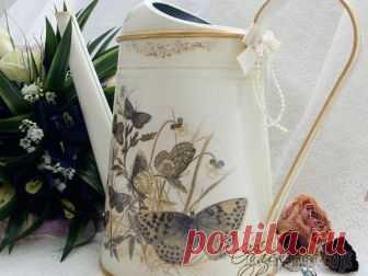 Декорируем лейку «Бабушкино наследство» Сложность: средняя
Время работы: 3 часа Материалы: оцинкованная лейка, лаковая распечатка, акриловый лак, акриловая эмаль, контурная паста, битумный лак
Поэтапное описание декупажа металлической лейки...