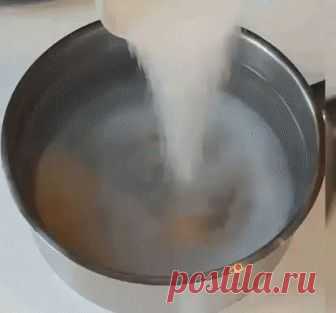 Столкнулась здесь с нехваткой и пересоленностью селедки в магазинах. Столкнулась здесь с нехваткой и пересоленностью селедки в магазинах. Когда-то давно, умела и солила сама, спустя годы попробовала снова, получается очень нежно и лучше намного магазинной. 
Рыба (беру свежую макрель, она вкуснее селедки, в ней меньше костей) 2 кг; 
1 литр воды; 
5 ст. ложки соли, если хочется посолоней, можно положить еще одну; 
3 ст. ложки сахара; 
2 ст. ложки раст. масла; 
Лавровый лист ...