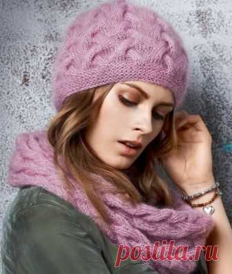 Красивая шапочка спицами . Схема шапки вязаной спицами плетеным узором Красивая шапочка спицами вяжется сложенной в 2 ниткой. Схема шапки вязаной спицами плетеным узором.