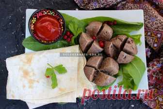Кюфта по-армянски Каре-кюфта — настоящая гордость армянской кухни! По легенде, когда-то блюдо готовили так: отбирали лучший отруб телятины, укладывали на плоский камень и с силой долго отбивали с помощью специальных деревянных молотков...