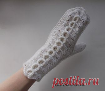 ❄Ажурные варежки спицами❄ ❄Ажурные варежки спицами❄
Размер варежек в данном примере: 7
Для вязания потребуется: 100 г. пряжи “Favorit”, 80% — шерсть меринос, 20% — акрил (50 г./125 м.), цвет — белый; чулочные спицы № 3,5; 2 дополнительные спицы или булавки.
Узор «резинка» — попеременно 2 лицевые, 2 изнаночные.
Левая варежка. Набрать 44 петли, распределить их на 4 спицы (по 11 петель на спице) и замкнуть вязание в круг.
Петли 1-2 спиц вязать по схеме, для манжеты петли ...
