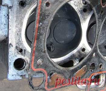 Замена прокладки ГБЦ и снятие головки
Причиной замены прокладки ГБЦ на автомобиле ВАЗ 2109 является её прогорание. И по этой же причине приходится снимать головку с двигателя. Если вовремя не сделать эту процедуру, то последствия могут быть очень не приятными.