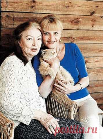 Марианна с мамой Лидией Владимировной Вертинской на даче...
