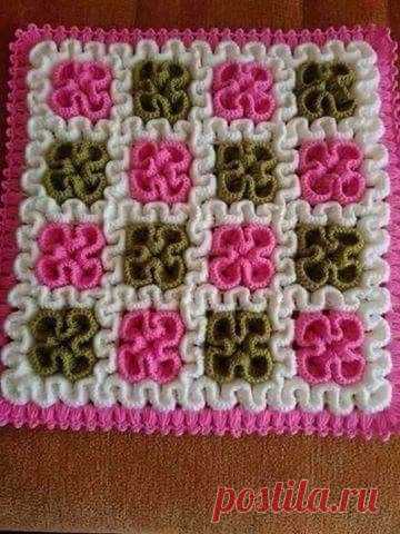 See beautiful free crochet pattern with labyrinth pattern - Crochet Pattern Yarns