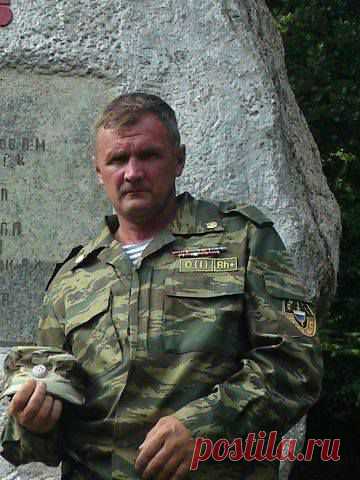 Виктор Старчиков
Этот человек сегодня погиб. Он был доброволец. Он мог спокойно сидеть дома и смотреть новости по телевизору ,его советь позвала его к нам. Он душу положил "за други своя". ОН выбрал свою дорогу ,это дорога в рай. Упокой Господи его сильную душу.
Сергей Жданович.
Человек прошел Афган, прошел Чечню, занимался военно-патриотическими играми.