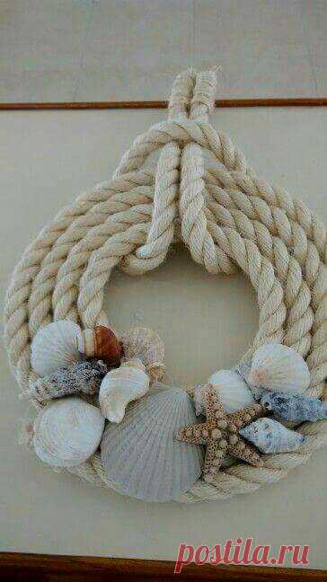 Could do smaller twine with seashells attached for Christmas ornaments | Beach art and sea glass | Летний венок, Рождественские узоры и Пляжи