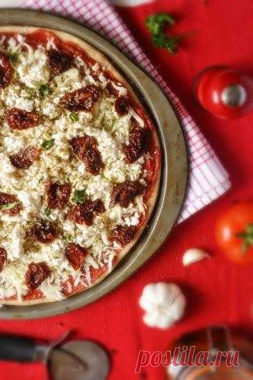 Пицца "Четыре сыра" с вялеными томатами и свежим базиликом из цельнозерновой муки.