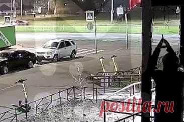 Вандал облил краской три флага России в Петербурге и попал на видео