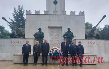 Сотрудники посольства РФ в Словении почтили память погибших в годы войны советских воинов. Траурные церемонии прошли в городах Мурска-Собота и Марибор