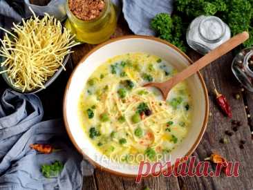 Сырный суп с яичной лапшой и зеленым горошком — рецепт с фото Сырный суп с яичной лапшой и зеленым горошком — легкое диетическое первое блюдо с необычным вкусом.