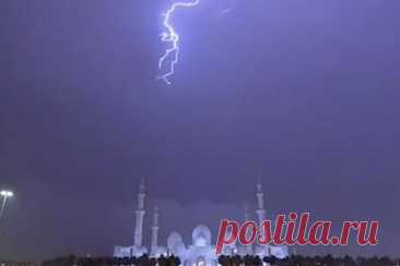 Апокалиптические молнии во время урагана в Дубае попали на видео
