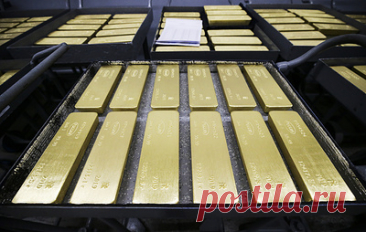 Минфин рассматривает возможность отмены экспортной пошлины на золото. Комитет Совета Федерации по бюджету и финансовым рынкам ранее рекомендовал одобрить поправку о повышении налога на добычу полезных ископаемых на золото на 78 тыс. рублей за килограмм в период с 1 июня по 31 декабря 2024 года