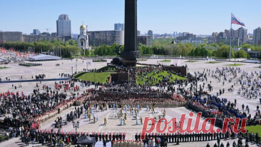 Сотни москвичей собрались на Поклонной горе в честь праздника 9 мая