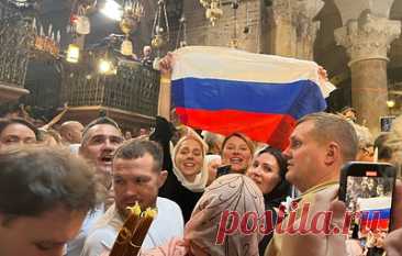 Российские верующие в ожидании Благодатного огня развернули в храме Гроба Господня флаг РФ. Также флагами периодически размахивают паломники из Грузии, Румынии
