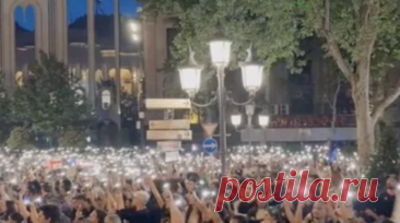 Протестующие в Тбилиси десять минут пытались поджечь флаг России. В Тбилиси участники акции протеста против закона об иноагентах порядка десяти минут пытались поджечь флаг России, но так и не смогли этого сделать. Читать далее