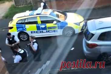 В Лондоне задержали напавшего с мечом на полицейских и пешеходов мужчину
