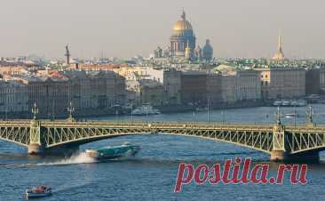 В Петербурге водитель врезался в разводившийся мост. В Санкт-Петербурге каршеринговый автомобиль врезался в разводную часть моста, об этом сообщили РБК в ГУ МВД по городу.