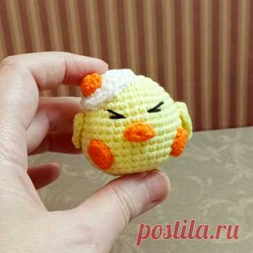 PDF Цыплёнок с яйцом крючком. FREE crochet pattern; Аmigurumi toy patterns. Амигуруми схемы и описания на русском. Вязаные игрушки и поделки своими руками #amimore - маленький цыпленок из обычной пряжи, вязаные цыплята к Пасхе, пасхальное украшение, декор.