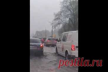 Улицы Москвы затопило после дождя