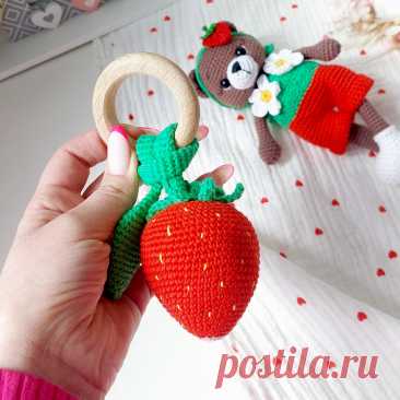 PDF Погремушка Клубничка крючком. FREE crochet pattern; Аmigurumi toy patterns. Амигуруми схемы и описания на русском. Вязаные игрушки и поделки своими руками #amimore - маленькая ягода клубники из обычной пряжи, погремушка в виде клубнички, ягодка для малышей.