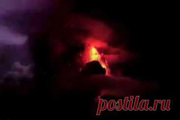 Редкое природное явление при извержении вулкана сняли на видео