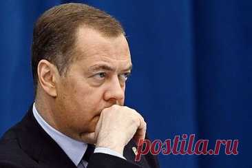 Медведев опубликовал фото Зеленского в прицеле и призвал его бояться