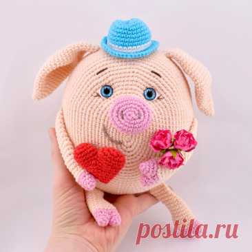 PDF Хрюндель Боря крючком. FREE crochet pattern; Аmigurumi toy patterns. Амигуруми схемы и описания на русском. Вязаные игрушки и поделки своими руками #amimore - свинка в шляпе, поросёнок, свинья, поросенок.