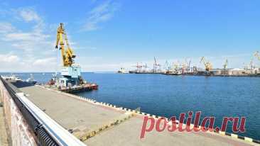 Украинские власти сообщили о повреждении двух терминалов в порту у Одессы