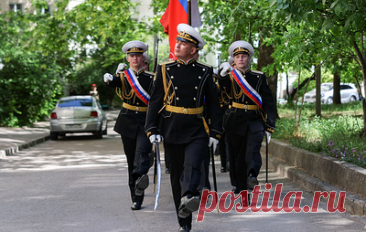 В Севастополе юнармейцы и военнослужащие ЧФ провели парады у домов ветеранов. Визиты организовали в рамках акции &quot;Парад во двор&quot;
