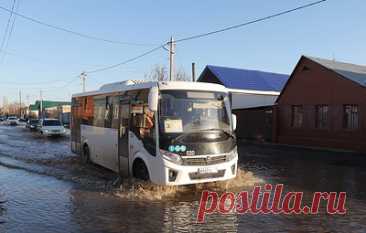 В поселке Тукай в Орске объявили эвакуацию из-за перелива воды через дамбу. Перелив произошел на частном водохранилище на границе с Казахстаном