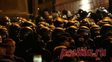 Полиция применила перцовый газ против протестующих у парламента в Тбилиси. Сотрудники правоохранительных органов Грузии начали применять перцовый газ в отношении митингующих в Тбилиси, которые выступают против законопроекта об иноагентах. Читать далее