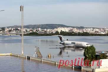 Наводнение в аэропорту Бразилии после дождей попало на видео