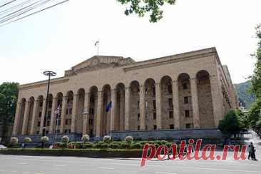 В парламенте Грузии перешли к особому режиму безопасности