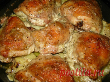 Курица с картошкой и чесноком в духовке - очень сытное, вкусное и полезное блюдо. Здесь вы найдете 3 популярных и простых в приготовлении рецепта.