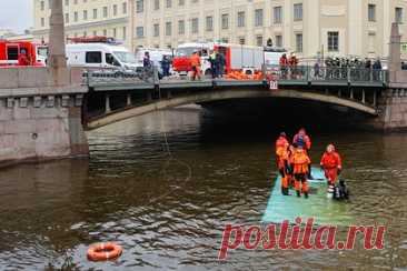 Спасатели достали всех пассажиров из утонувшего автобуса