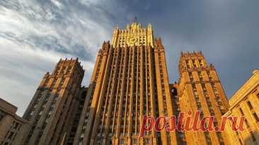 Россия продолжит открывать миру глаза на фейки Киева, заявили в МИД