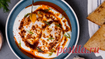 Яйца-пашот — это изысканное, нежное и питательное блюдо, особенно если приготовлено по турецкому рецепту. Сливочная белоснежная подушка, ароматная подливка ярко-красного цвета — это настоящее удовольствие. Узнайте, как приготовить яйца-пашот по-турецки в домашних условиях, пошаговый рецепт!