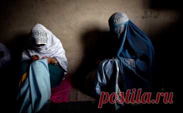 Талибы решили насмерть забивать камнями женщин за измену. Верховный лидер «Талибана» Хайбатулла Ахундзада пригрозил пороть женщин и забивать их камнями за адюльтер. По его словам, все те, кто сочтет это нарушением прав женщин, «служит сатане»