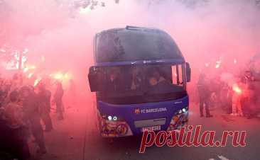 Фанаты «Барселоны» по ошибке забросали автобус своего клуба вместо ПСЖ. Из-за дыма файеров не было понятно, чей автобус подъезжает к стадиону «Барселоны» перед ответным матчем 1/4 финала Лиги чемпионов. Фанаты решили, что это был автобус французского клуба