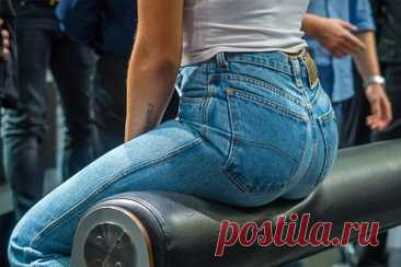 Известный бренд представил джинсы с мокрым пятном за 55 тысяч рублей