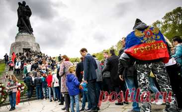 Посольство осудило запрет властей Берлина на флаг России 9 мая. Решение властей Берлина запретить демонстрацию 8–9 мая флага России и символики, связанной с Днем Победы, неприемлемо.