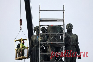 В Болгарии возобновили демонтаж памятника Советской армии