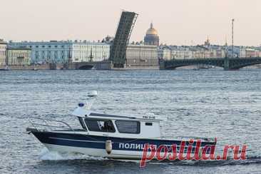 В Петербурге из Невы выловили тело мужчины со связанными скотчем руками