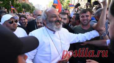 Протестующие в Ереване проводят шествия по улицам города. Участники протестов в Ереване продолжают требовать отставки премьер-министра Армении Никола Пашиняна. Читать далее