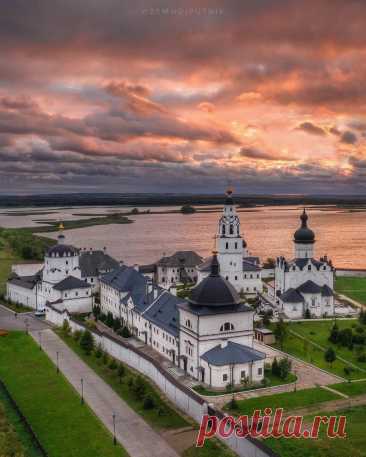 Свияжск. Успенский собор. Никольская церковь.
📷 zemnoiputnik