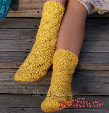 Желтые носки с ажурным узором по спирали — Shpulya.com - схемы с описанием для вязания спицами и крючком